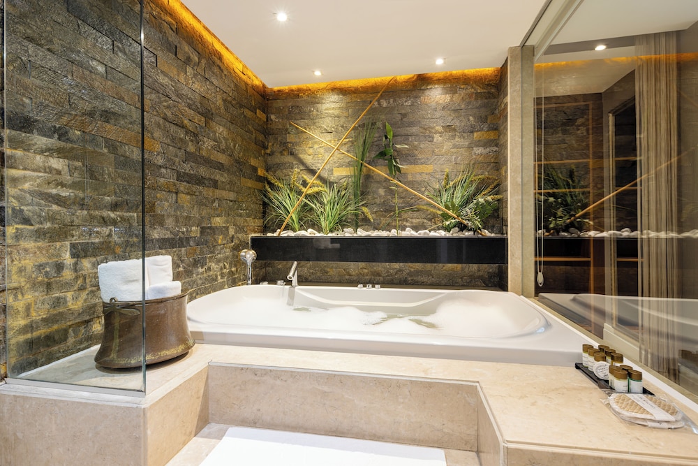 Corner Suite photo 2