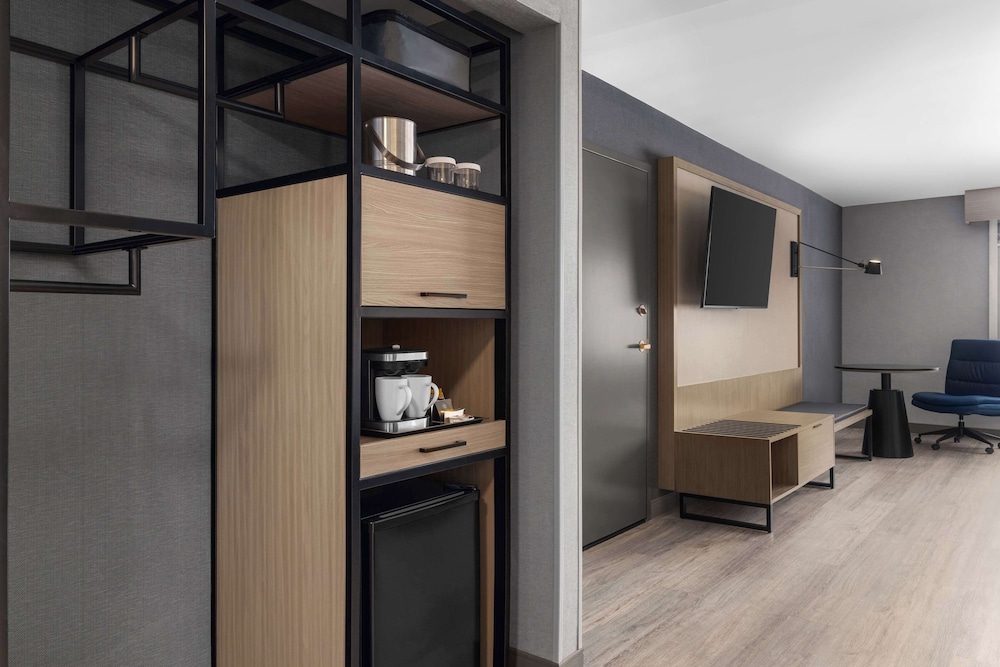 Room, 2 Queen Beds, Non Smoking (Roll-In Shower) - Photo 3