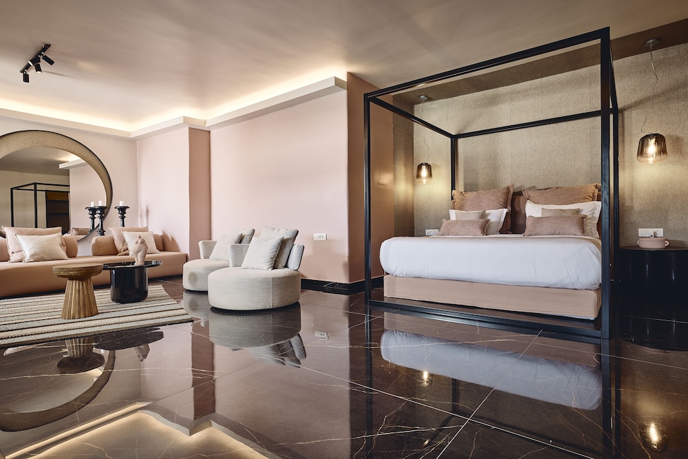 Honeymoon Suite with Private Pool and Outdoor Heated Whirlpool