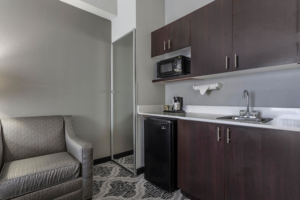 Suite, Multiple Beds, Non Smoking (2 Queen Beds, Sofa Bed) - Photo 3