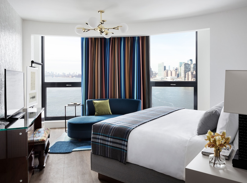 Junior Suite, 1 King Bed (Skyline View) photo 1