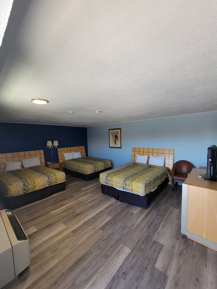 Room, Multiple Beds, Non Smoking - Photo 1