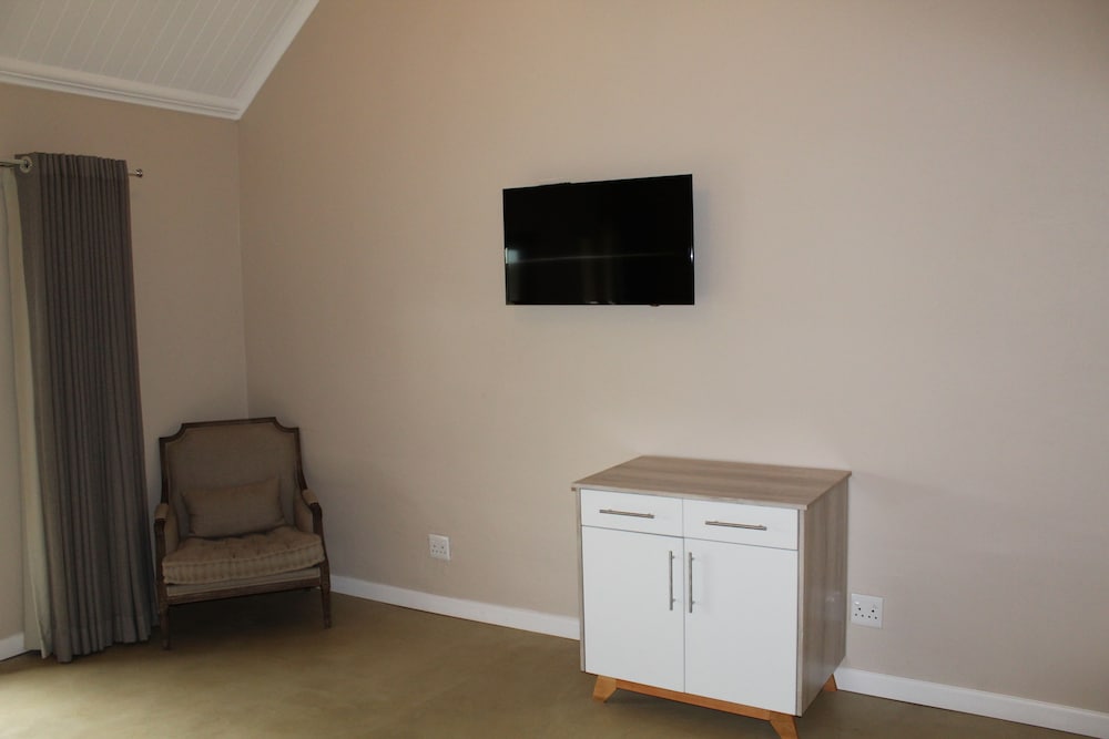 Standard Room, 1 Queen Bed photo 3