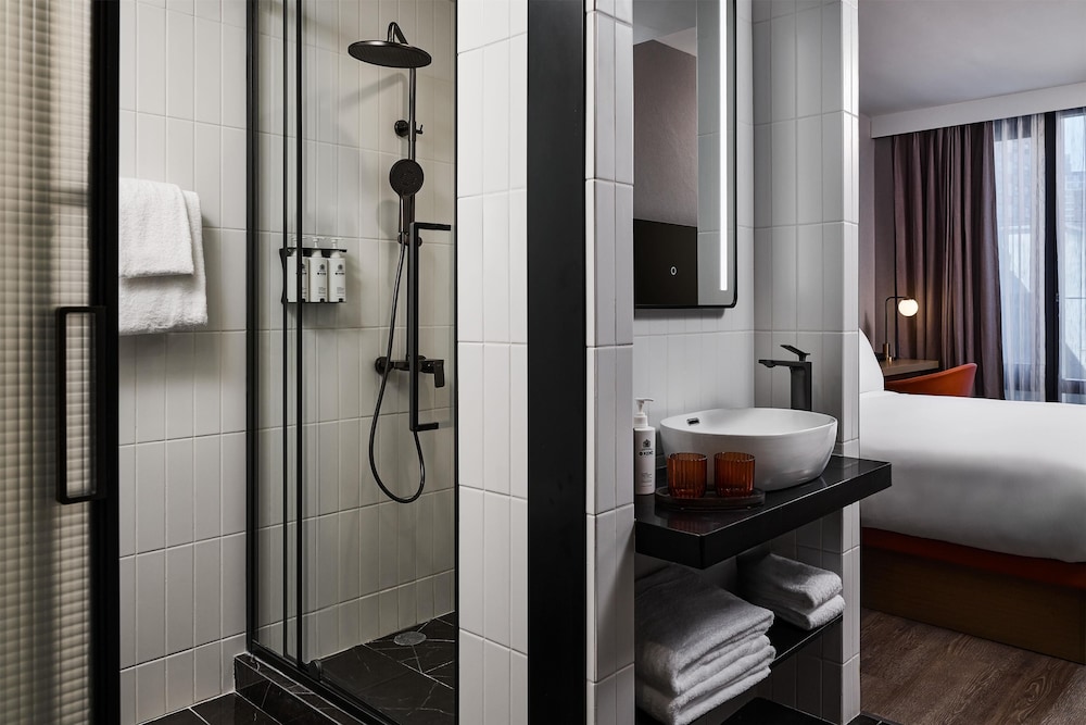 Room, 1 King Bed, Accessible, Patio (Roll-In Shower) thumbnail 5