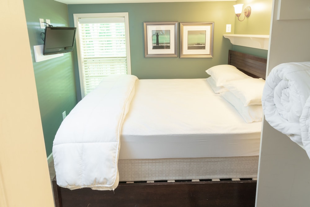 Two Bedroom Cottage with Loft (Linens not provided) photo 2