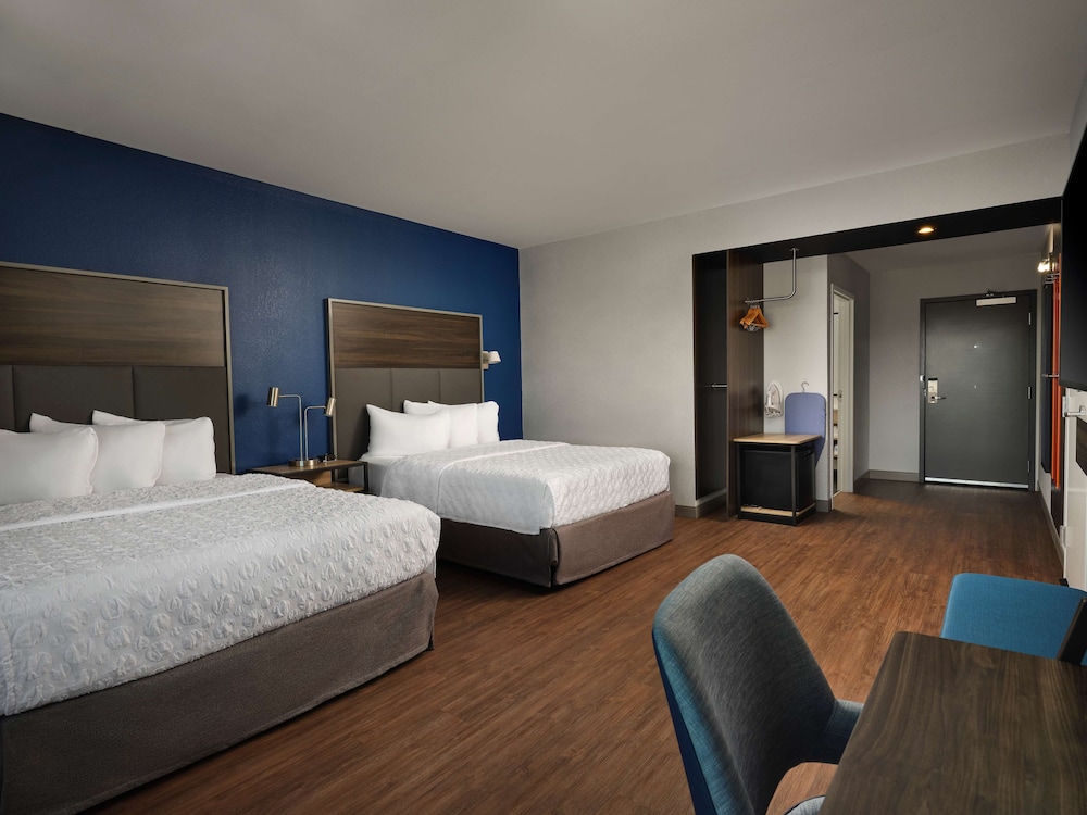 Room, 2 Queen Beds, Accessible, Bathtub (Hearing) - Photo 2