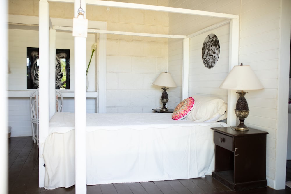 Economy Room, 1 Queen Bed, Garden View