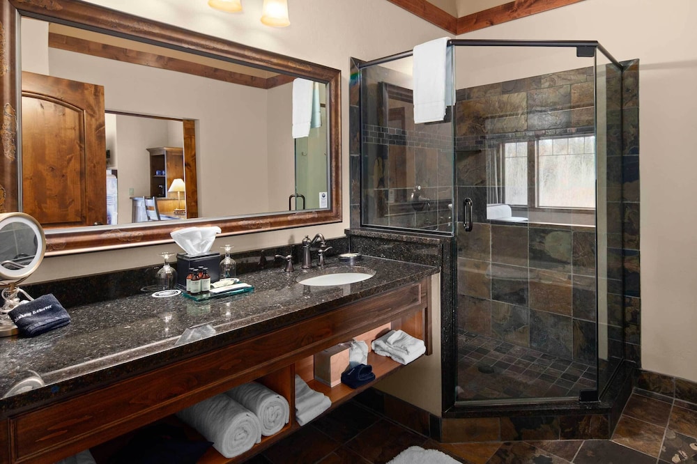 Accessible King Viking Lodge Room - Photo 8