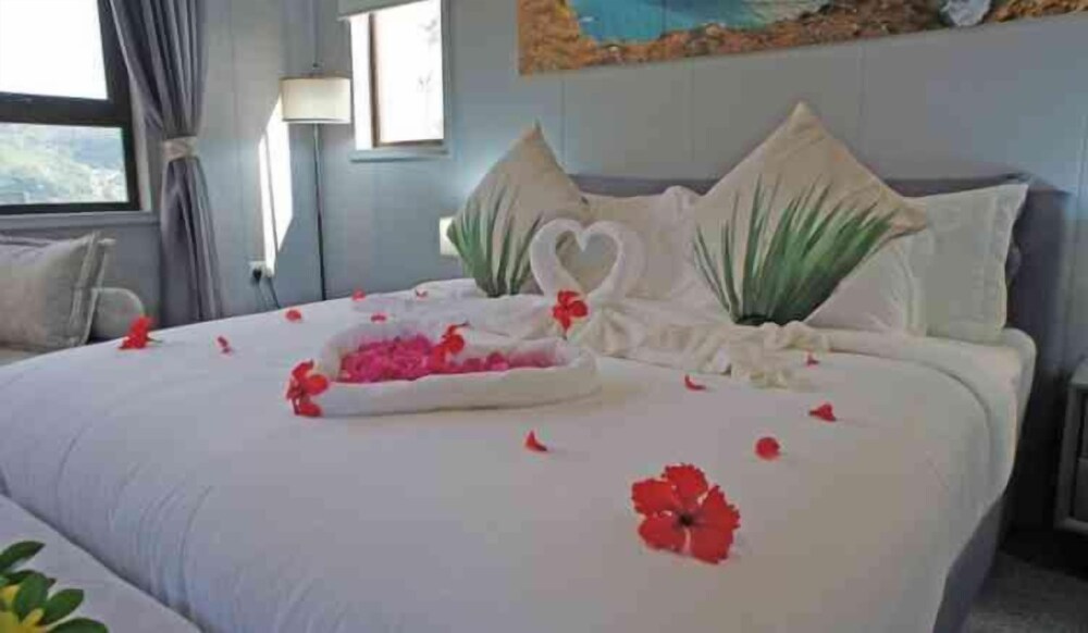 Junior Room, 1 King Bed, Bathtub, Partial Ocean View photo 2