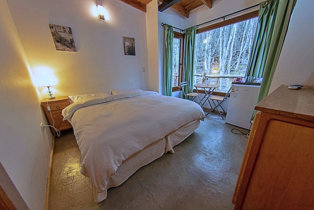Standard Room, 1 King Bed photo 3