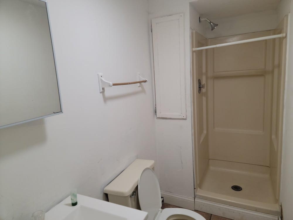 Classic Room, 1 Queen Bed photo 3