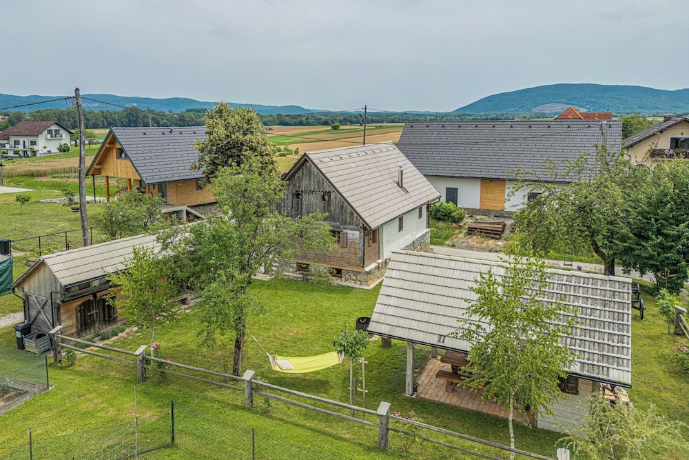 Family Chalet, 3 Bedrooms, 2 Bathrooms (Mimi Cottage)