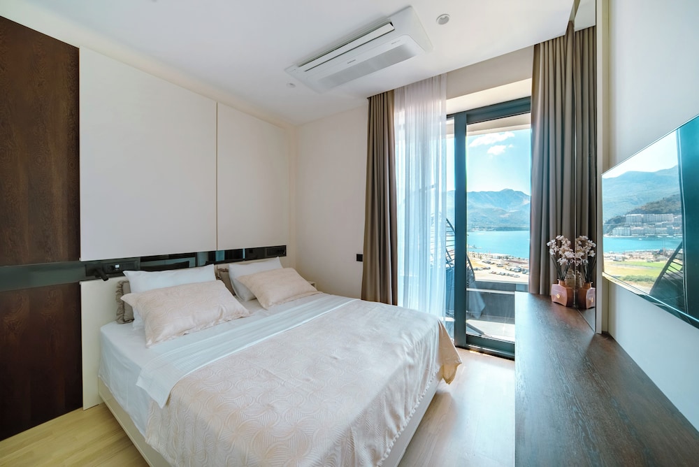 Deluxe Apartment, Terrace, Partial Ocean View