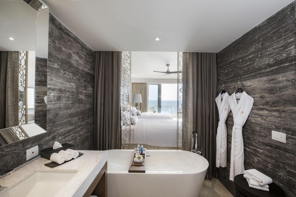 Royale Deluxe Ocean View - Two Double Beds