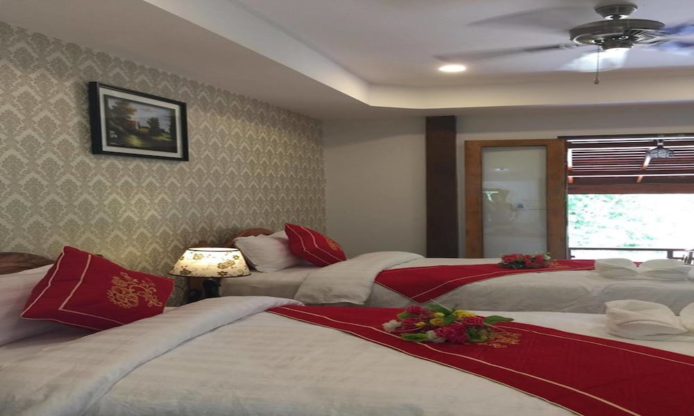 Deluxe Twin Room with Balcony River View photo 3