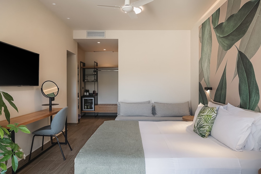 Economy Double Room on Ground Floor With Pool View - Photo 4