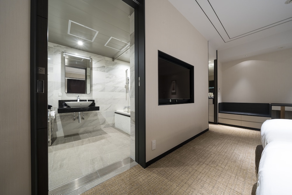 Deluxe Twin Room Universal, Non Smoking(Room capacity: 2 pax over 6 years old, 2 pax 0-5 years old) thumbnail 5