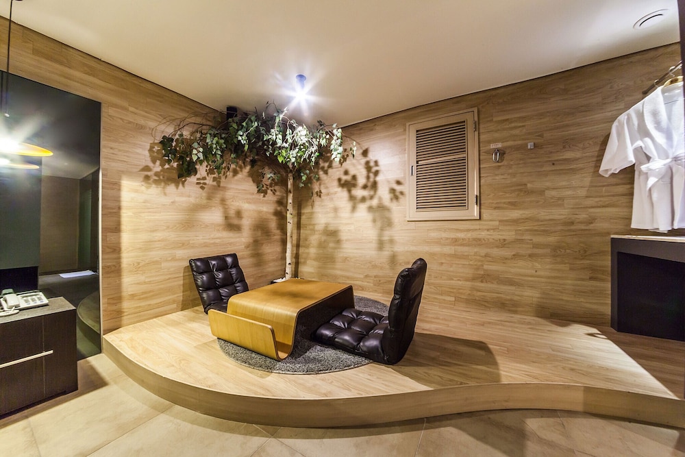Suite Double (Extra fee applies for 2+ consecutive nights stay) photo 2