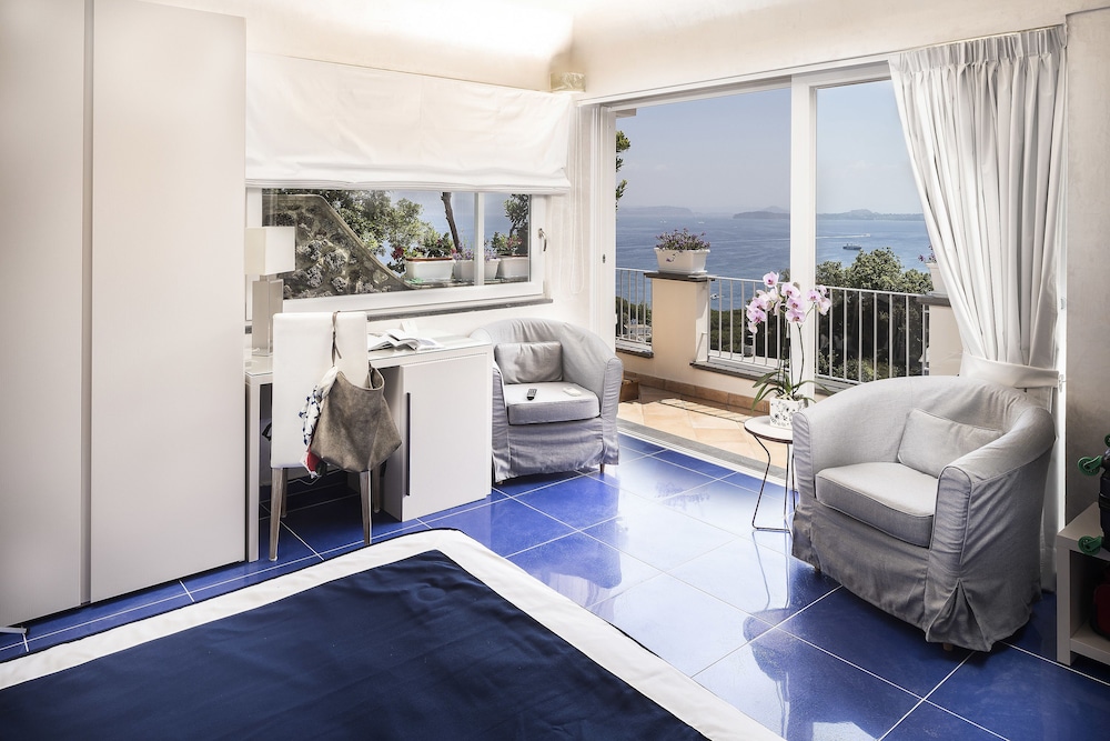 Deluxe Suite, Hot Tub