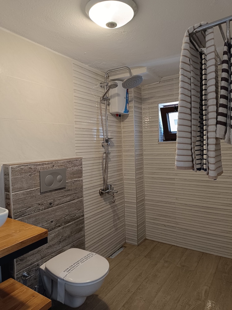 Basic Triple Room photo 2