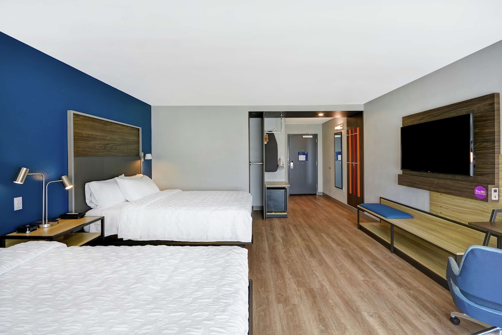Room, 2 Queen Beds, Accessible, Bathtub (Mobility & Hearing)
