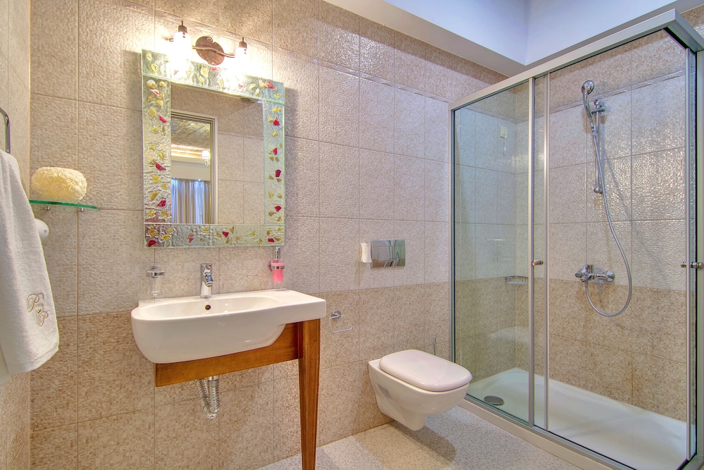 Deluxe Room - Photo 15