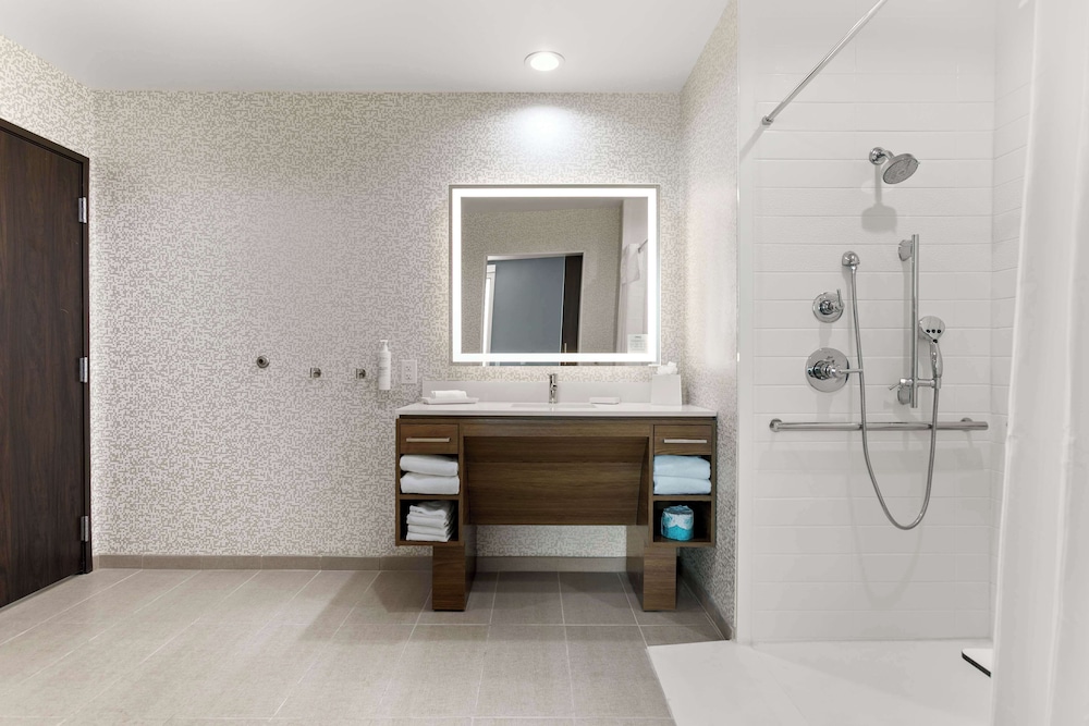 Studio, 2 Queen Beds, Accessible (Mobility, Hearing, Roll-In Shower) - Photo 7