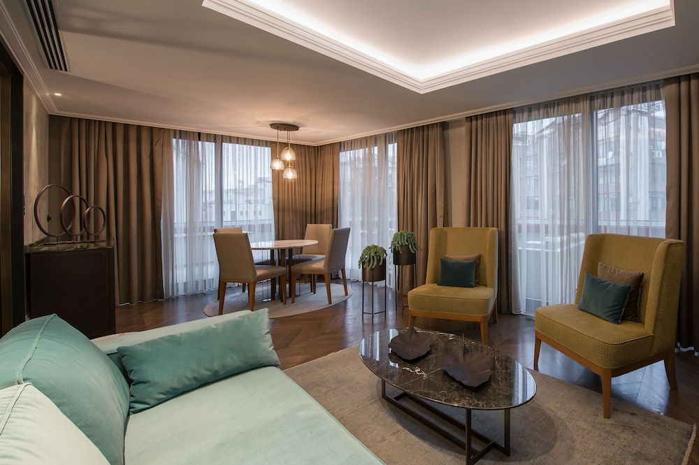 Superior Suite, 1 Queen Bed (Rooftop Terrace Suite) thumbnail 5