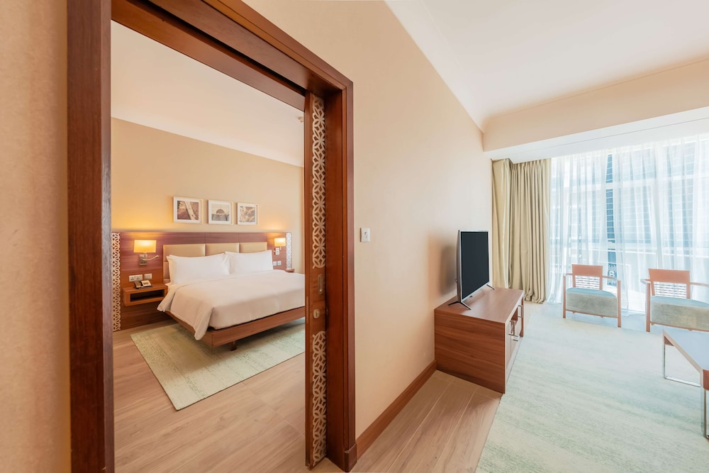 Business Suite, 1 King Bed photo 3