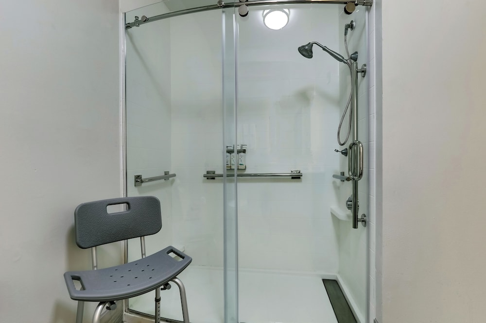 Suite, 1 Bedroom, Accessible Bathtub - Photo 5