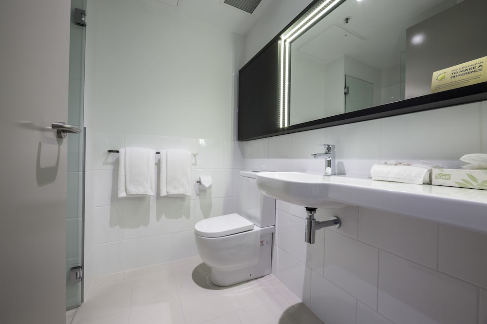Superior Room, 1 Queen Bed, City View thumbnail 6