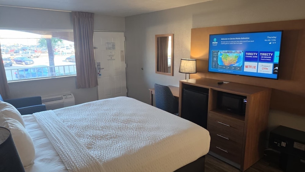 Room, 1 King Bed, Accessible (Partial Ocean View) photo 2