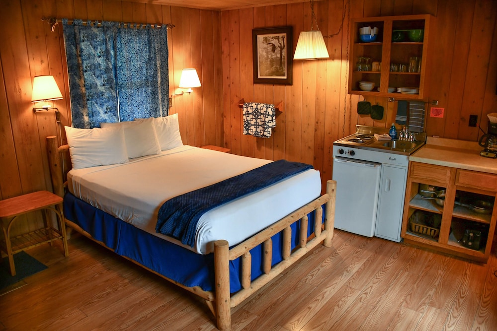 Traditional Room, 1 Queen Bed, Kitchenette, Lake View (Motel unit Not Pet Friendly) photo 2