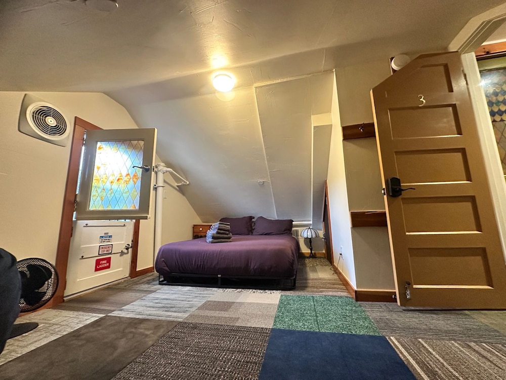 Basic Room, 1 Queen Bed, Shared Bathroom Upstairs photo 3