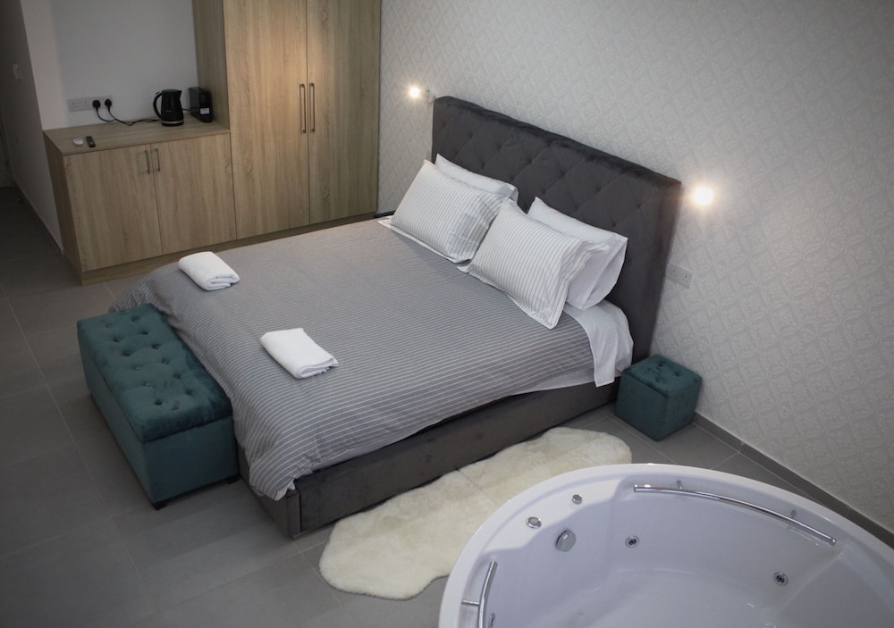 Deluxe Suite, Jetted Tub