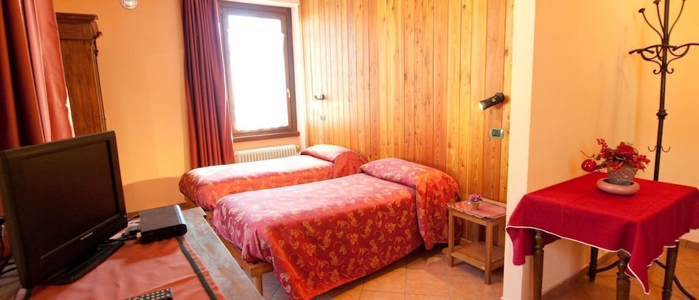 Double or Twin Room, Multiple Beds, Non Smoking, Mountain View photo 3