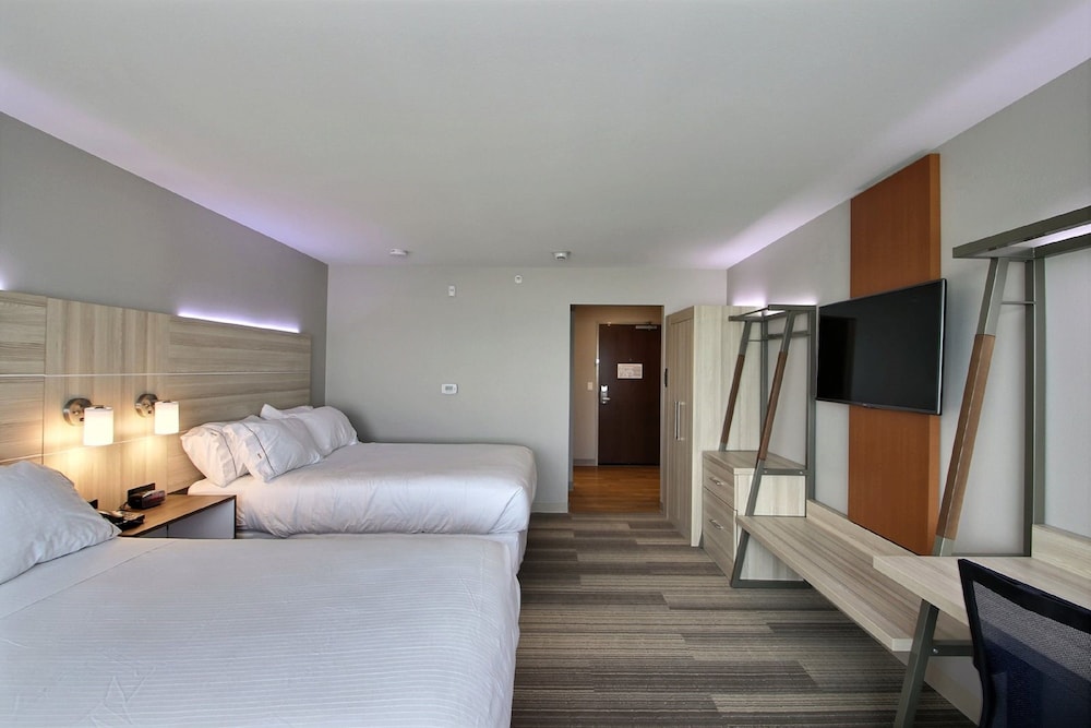 Standard Room, 2 Queen Beds - Photo 3