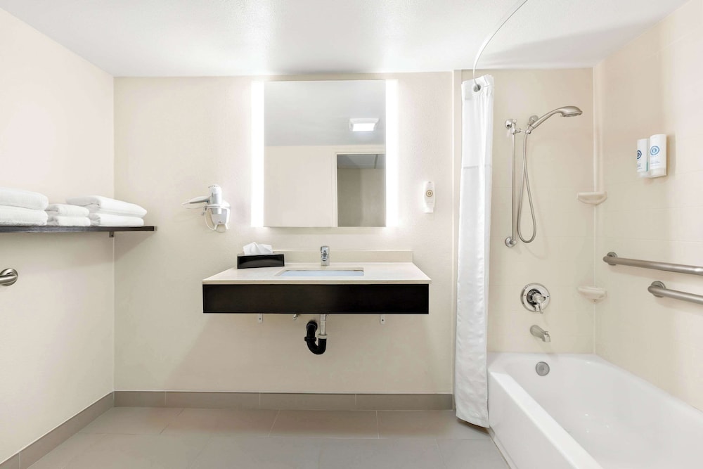 Room, 1 King Bed, Accessible, Non Smoking (Accessible Tub) - Photo 5