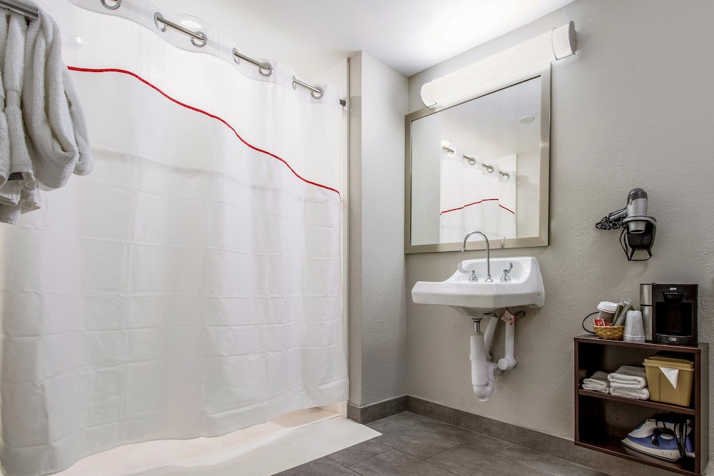Superior Room, 1 King Bed, Accessible (Roll-In Shower, Smoke Free) - Photo 5