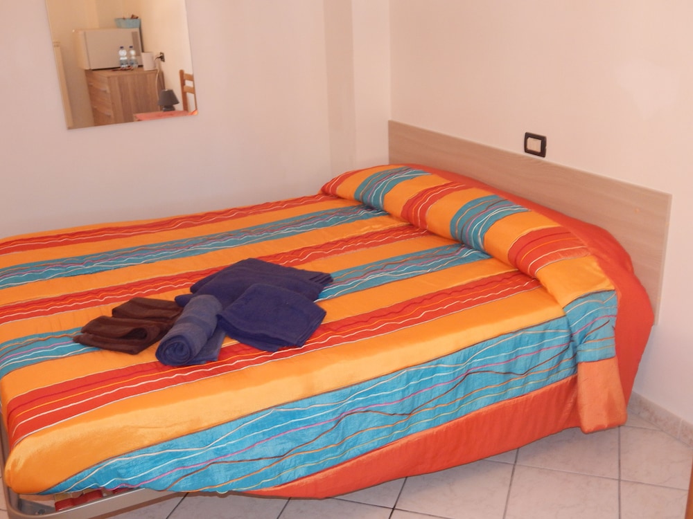 Double Room, 1 Queen Bed, Shared Bathroom
