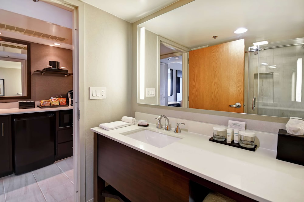 Premium Suite, 1 King Bed, Corner - Photo 8