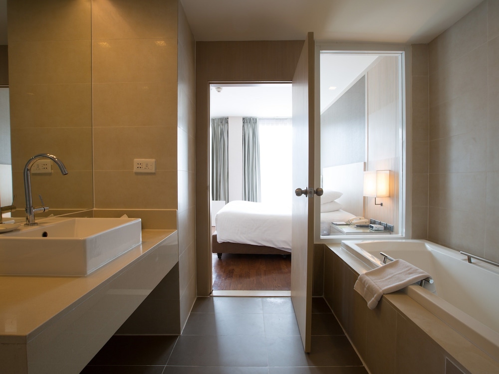 Two Bedroom Suite - Photo 7
