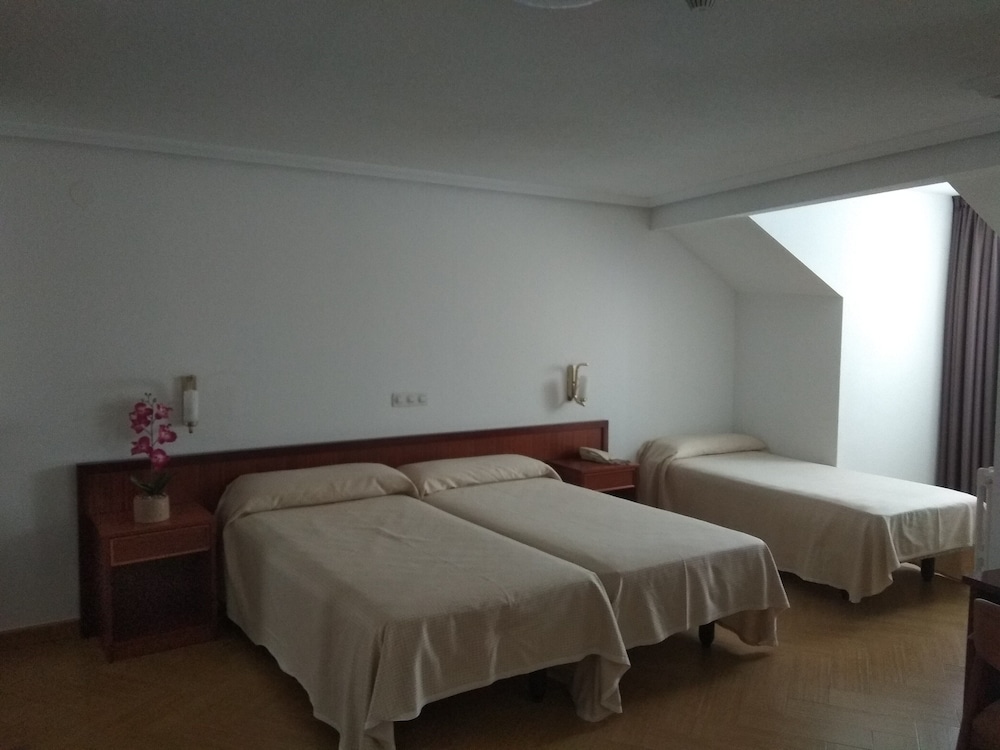 Standard Triple Room, 3 Twin Beds photo 3