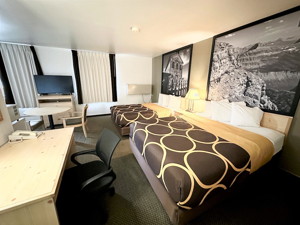 Standard Room, Non Smoking (3 Queen Beds) photo 3