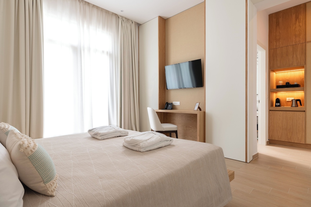 Suite, 1 Queen Bed, City View