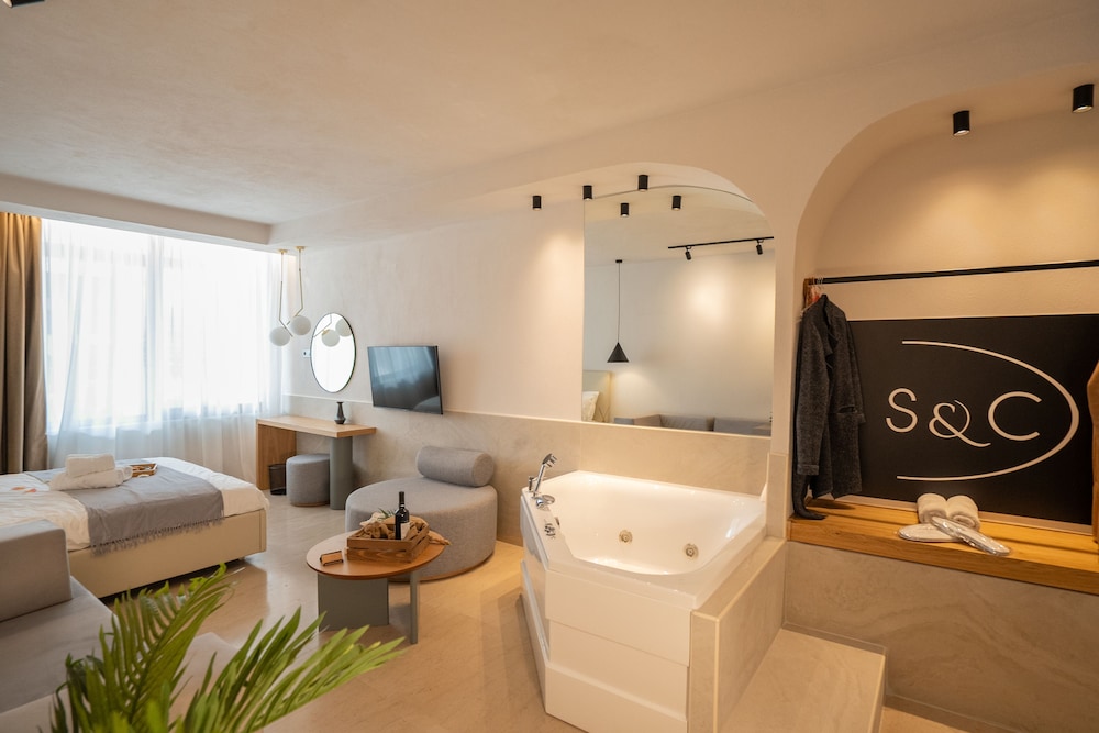 Exclusive Studio Suite, 1 Queen Bed, Hot Tub, Mezzanine photo 2