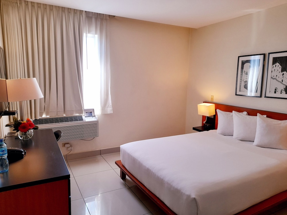 Standard Room, 1 Queen Bed, Non Smoking - Photo 1