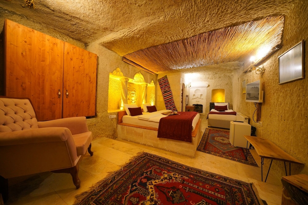 DESTI Triple Cave Room