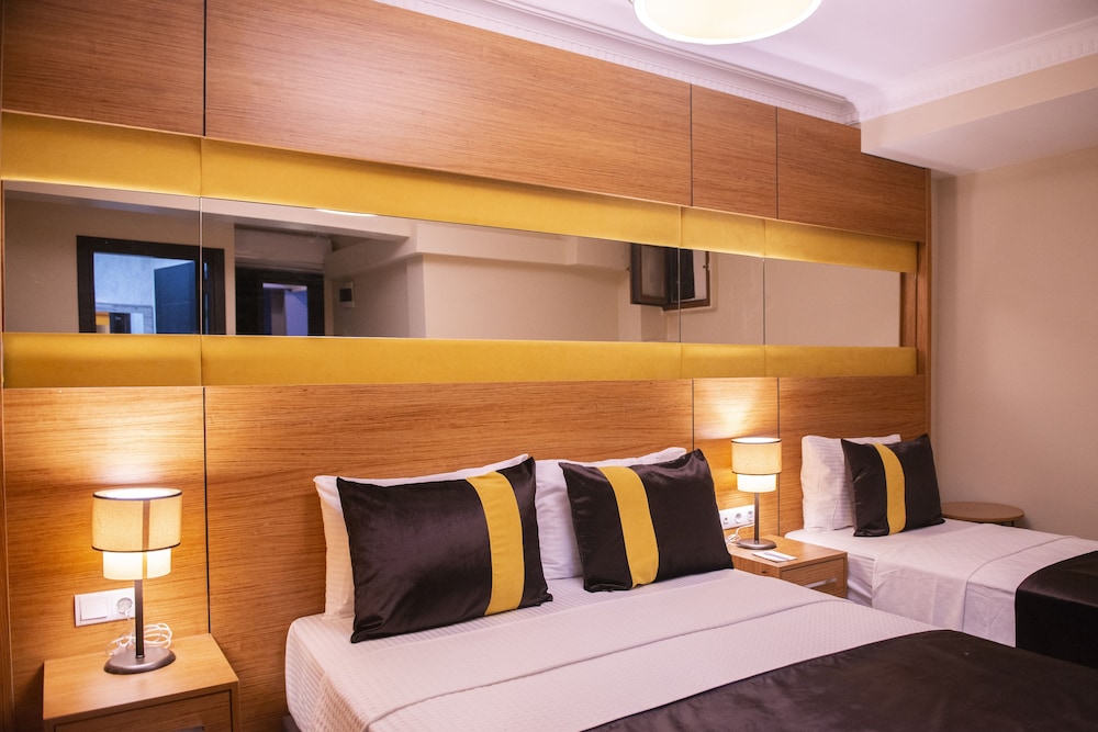 Economy Triple Room photo 3