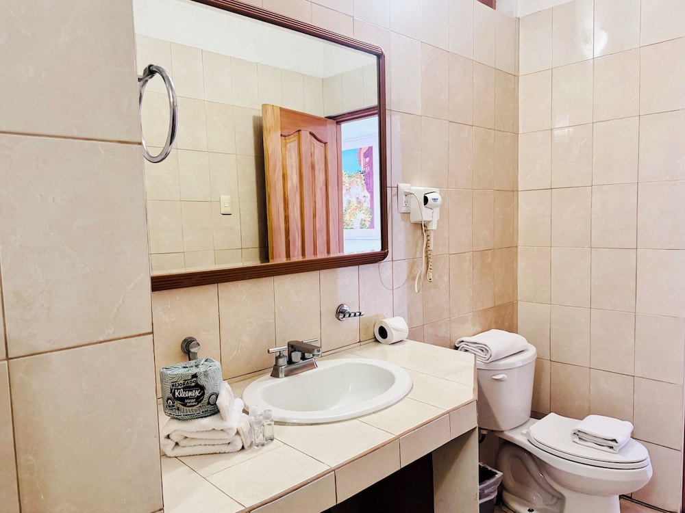 Deluxe Twin Room with Sea View - Photo 12
